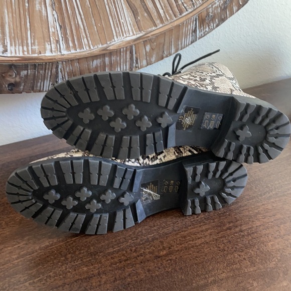 EXPRESS SNAKE PRINT MOTO BOOTS.. USED ONCE, SZ 10 - Picture 6 of 11